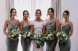 A stunning bridal party with some gorgeous bouquets 🤍